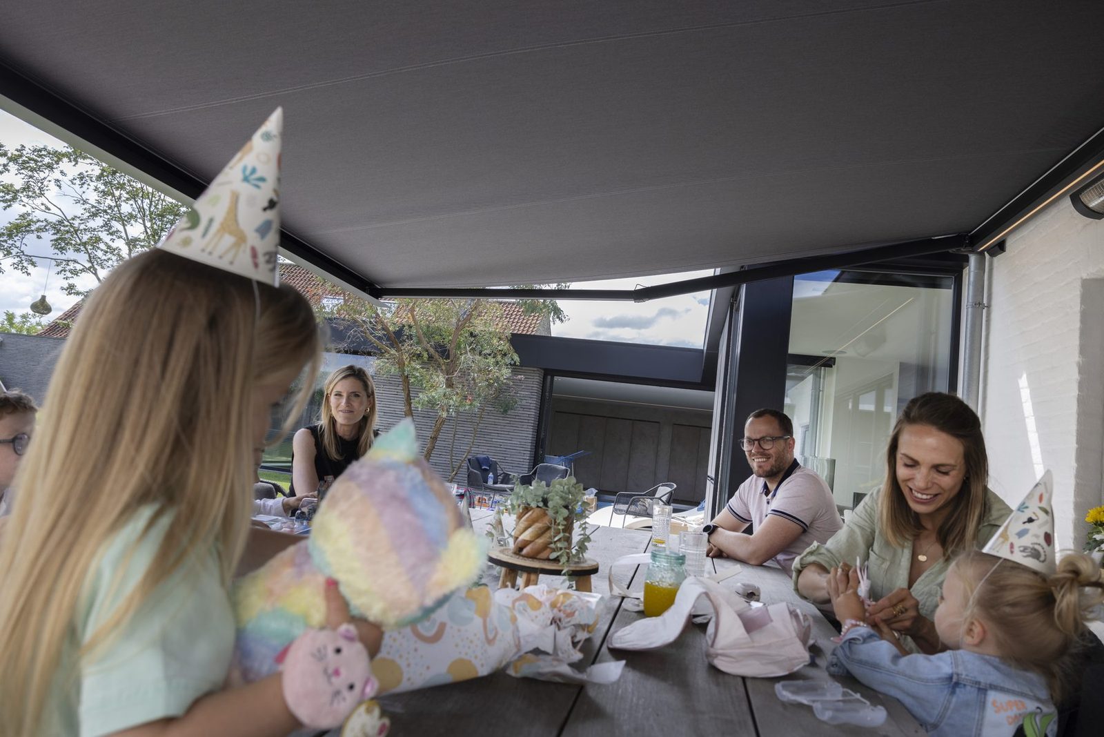 B50XL tenda iznad lounge zone.
