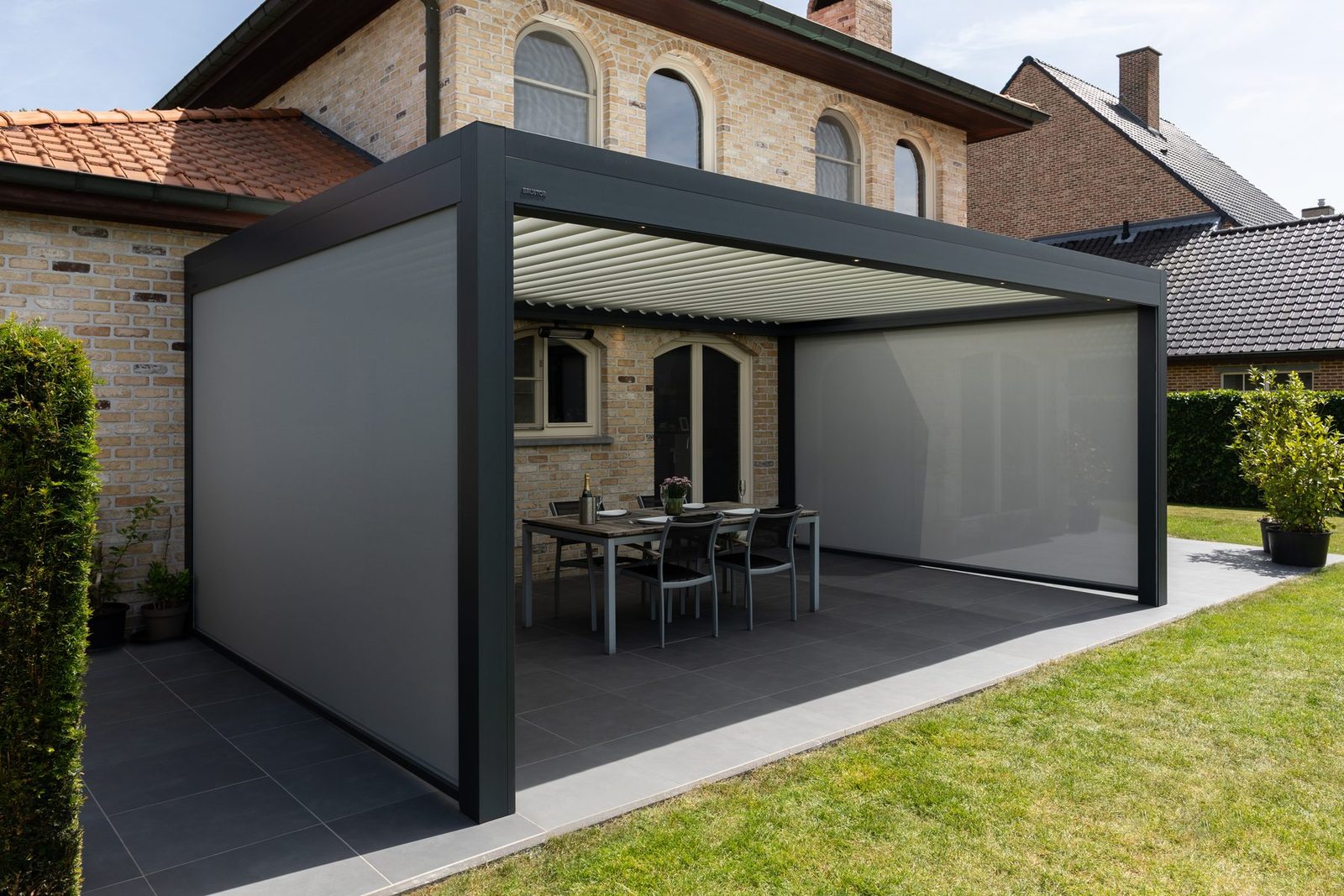 Ekskluzivna pergola B600S s karakterističnim S-lamelama.