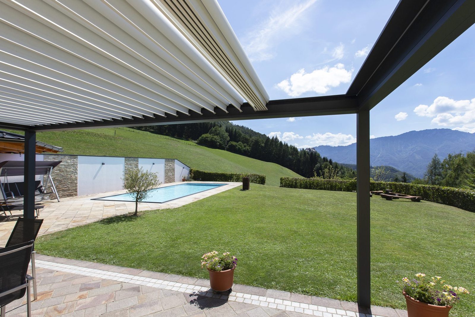 Brustor B600S pergola na vanjskoj terasi.