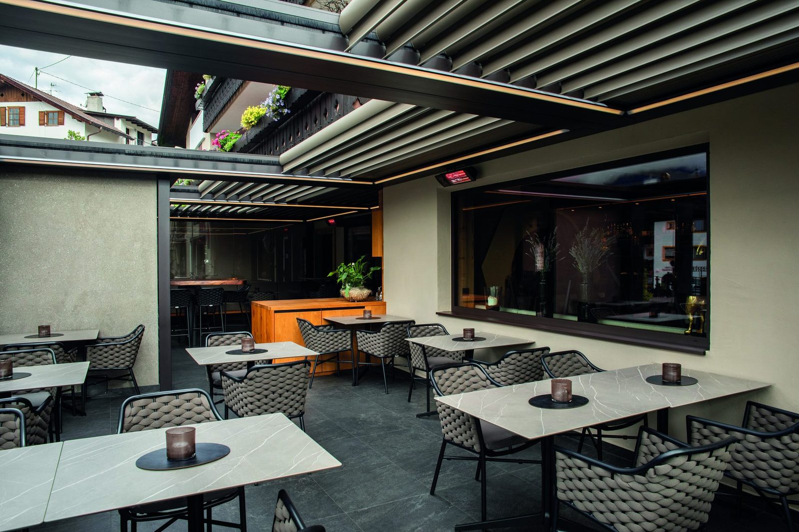 B600S pergola u vanjskom lounge prostoru.