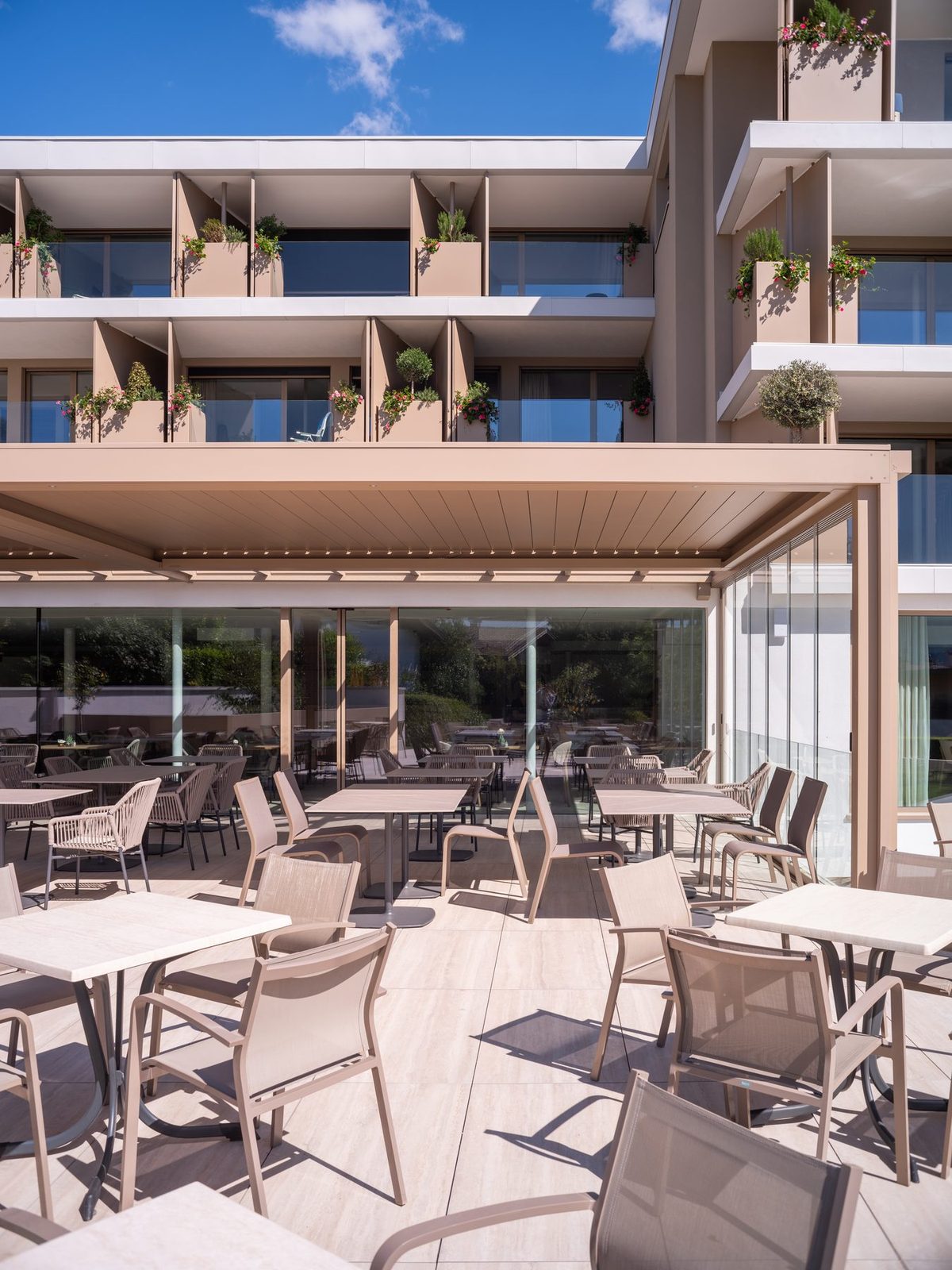 Velika bioklimatska pergola B720 na hotelskoj terasi.