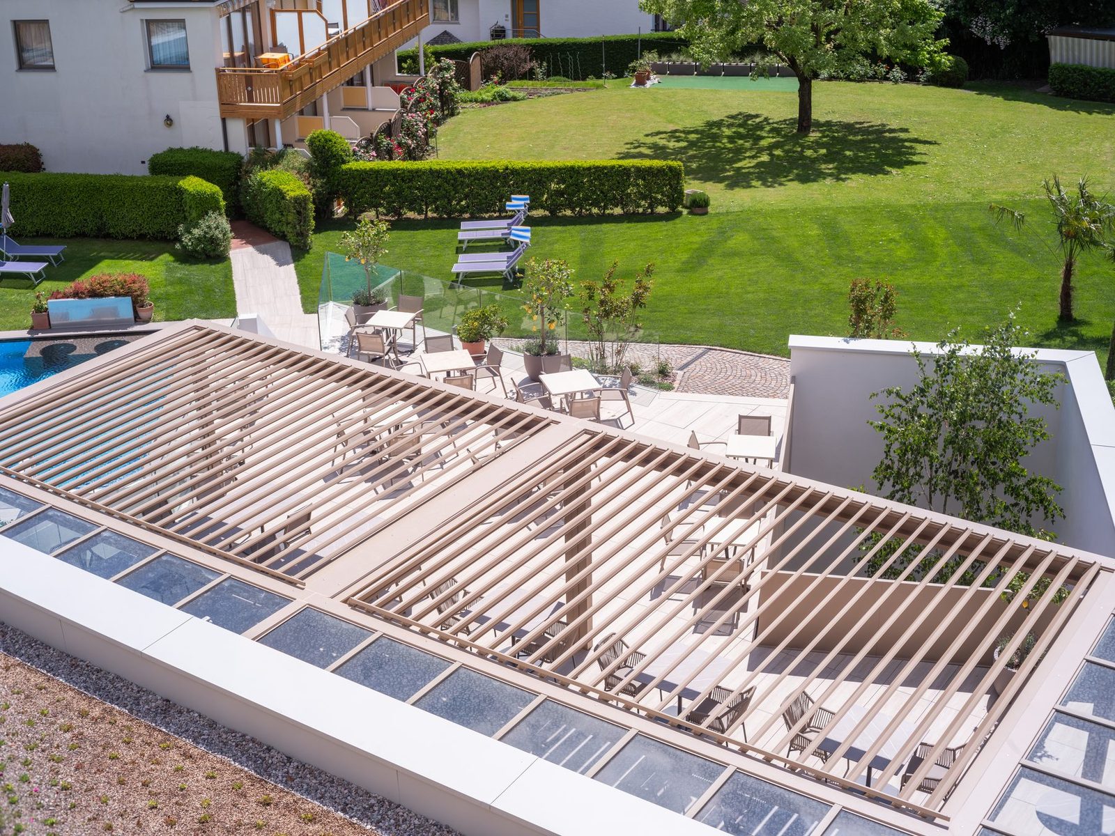 B720 pergola s kombinacijom fiksnog krova i lamela.
