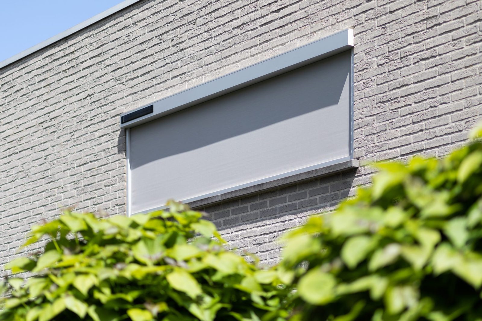 Brustor ZIP Solar screen sjenilo na objektu.